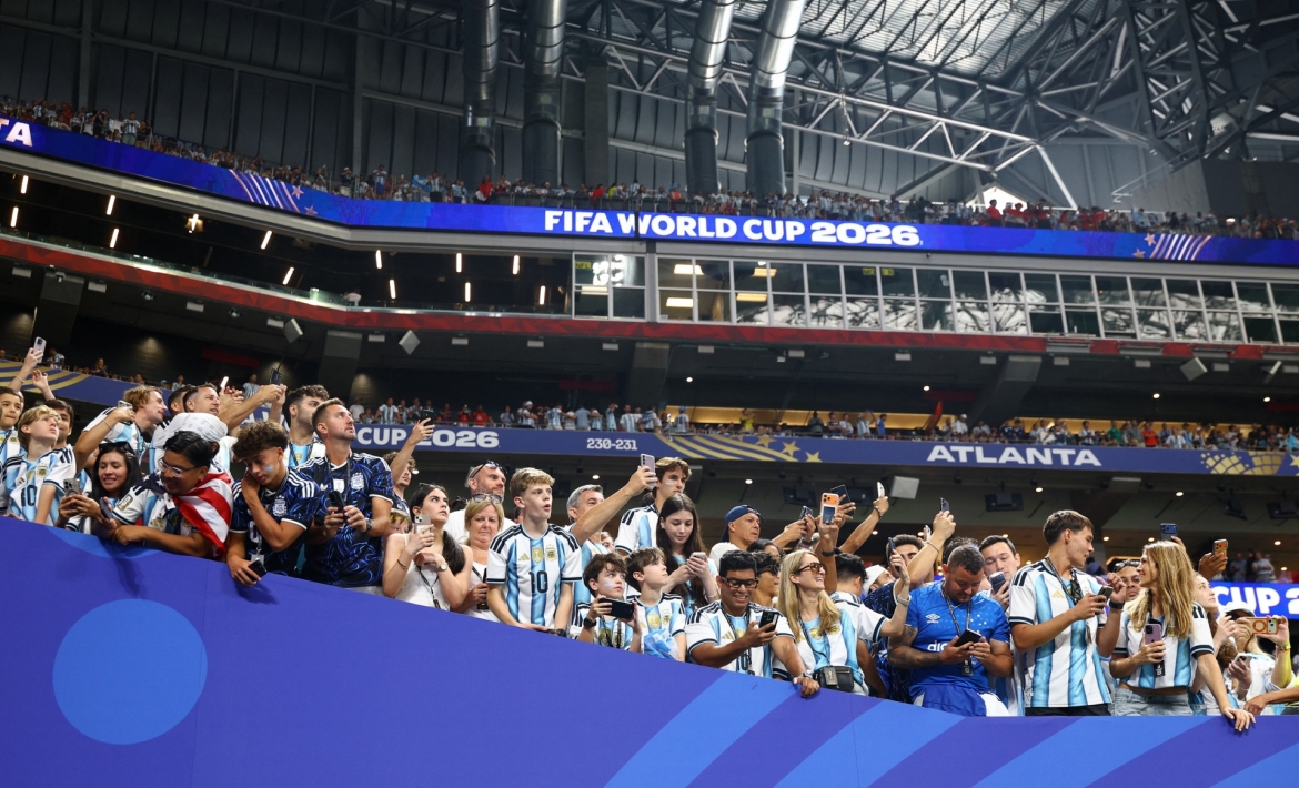 Các CĐV Argentina luôn dành sự quan tâm đặc biệt cho Messi (Ảnh: Reuters)