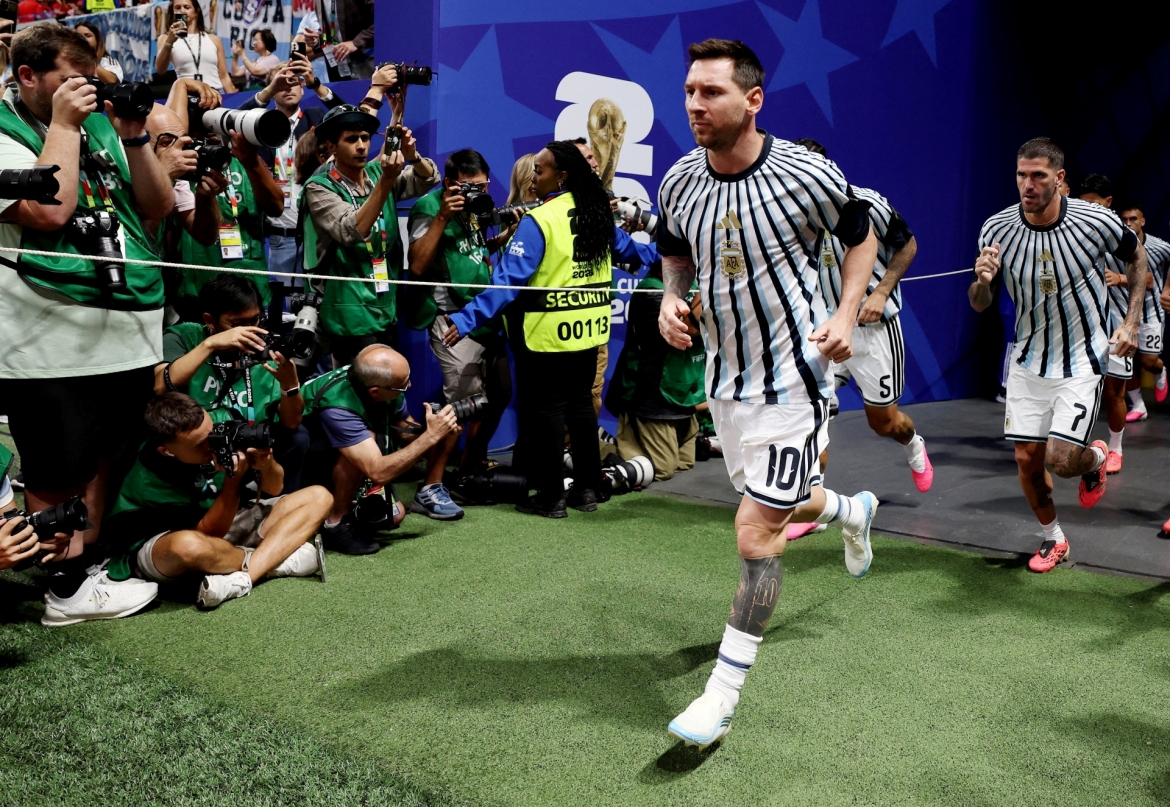 Messi chiếm trọn spotlight kể từ lúc xuất hiện trên sân Atlanta để khởi động trước trận Argentina vs Ai Cập vòng 16 đội World Cup 2026 (Ảnh: Reuters)