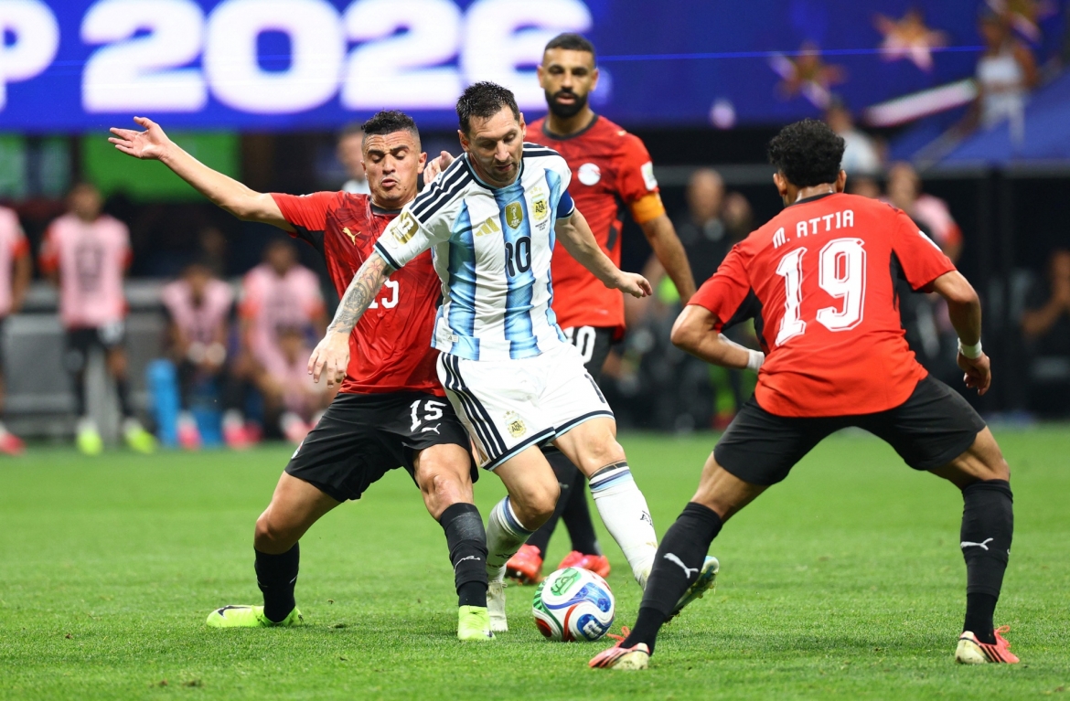 Messi luôn nhận được sự quan tâm chăm sóc đặc biệt từ hậu vệ Ai Cập (Ảnh: Reuters)