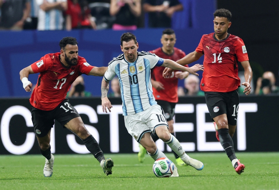 Messi đang bế tắc trước hàng thủ vững chắc của Ai Cập (Ảnh: Reuters)