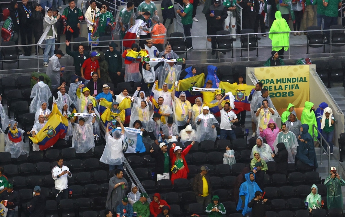 Mưa lớn trên sân Azteca. (Ảnh: Reuters). 