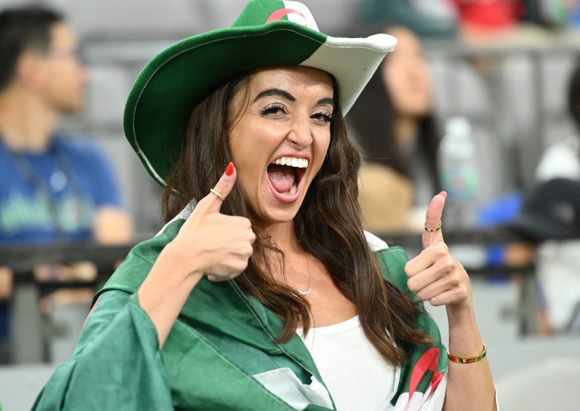 Các CĐV Algeria và Thụy Sĩ đang tạo nên bầu không khí đầy sôi động trên khán đài sân BC Place Vancouver ở Vancouver, Canada (Ảnh: Reuters)