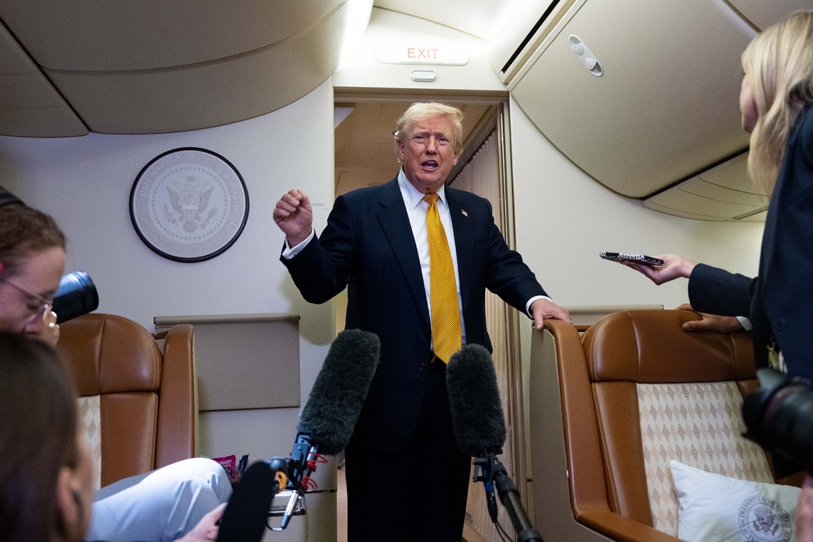 Tổng thống Mỹ Donald Trump trả lời các phóng viên trên chuyên cơ Không lực Một sau khi hạ cánh xuống Căn cứ Không quân Mỹ tại RAF Mildenhall, hạt Suffolk, miền Đông nước Anh, ngày 8/7/2026. Ảnh: AP