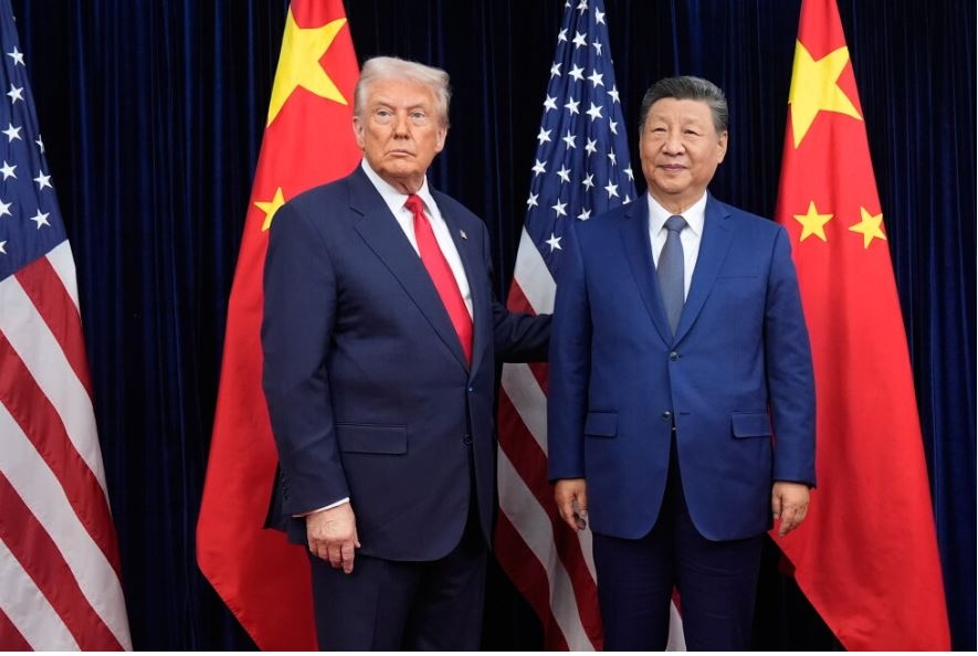 Tổng thống Mỹ Donald và Chủ tịch Tập Cận Bình trong một cuộc gặp tại Hàn Quốc năm 2025. Ảnh: AP