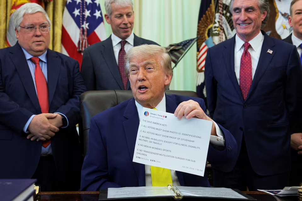 Tổng thống Mỹ Donald Trump giơ bản in bài đăng trên Truth Social của mình khi ông phát biểu trước các phóng viên tại Nhà Trắng, ngày 4/6/2026. Ảnh: Reuters