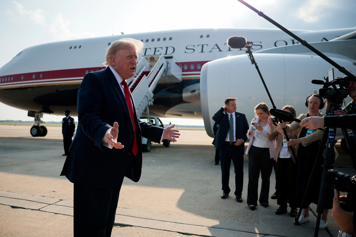 Tổng thống Mỹ Donald Trump phát biểu với báo giới trước khi lên chuyến bay đầu tiên trên chuyên cơ Không lực Một mới - chiếc máy bay hạng sang do Chính phủ Qatar trao tặng - tại Căn cứ Liên hợp Andrews, bang Maryland (Mỹ), ngày 1/7/2026. Ảnh: Reuters.