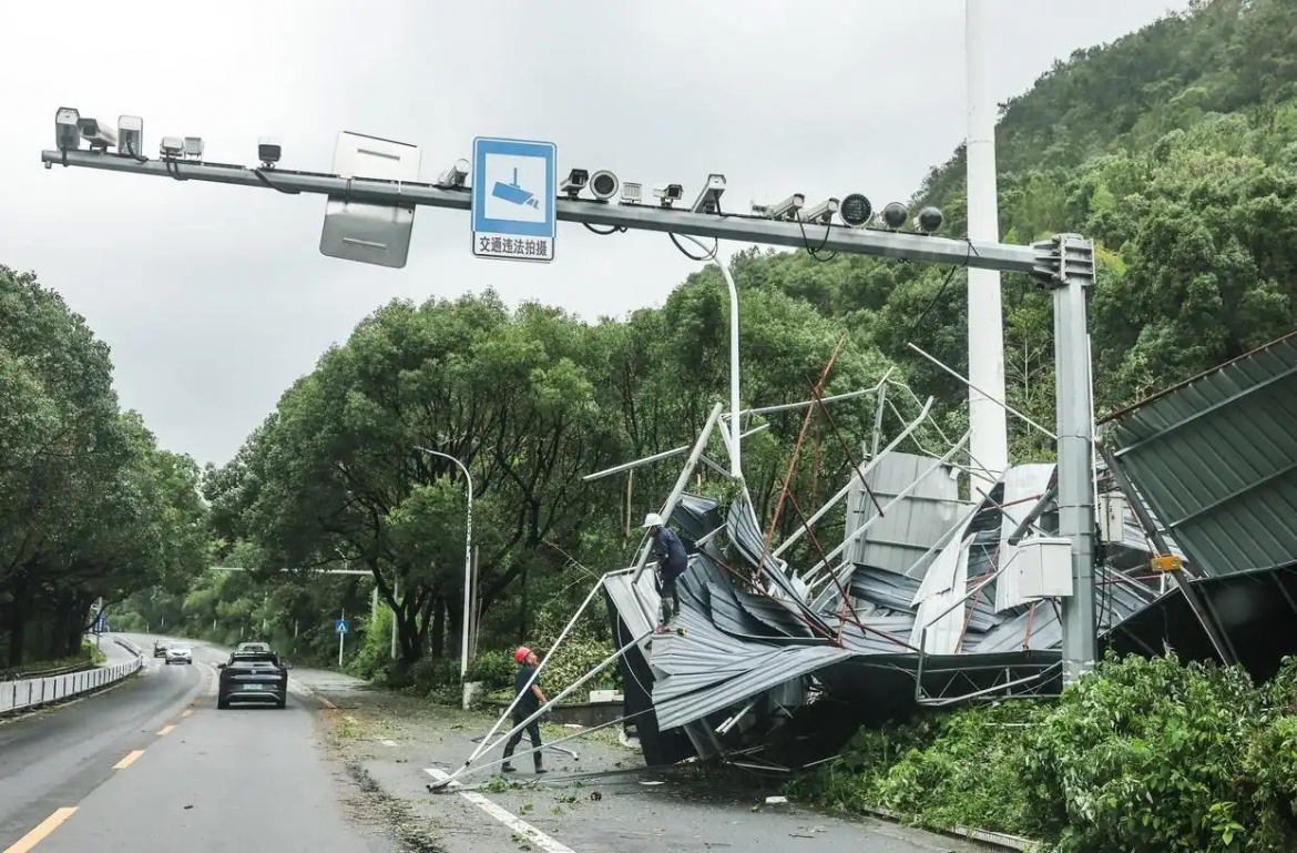 Công nhân dọn dẹp một khu vực bị bão Bavi quét qua ở tỉnh Chiết Giang ngày 12/7. Ảnh: Tân Hoa xã
