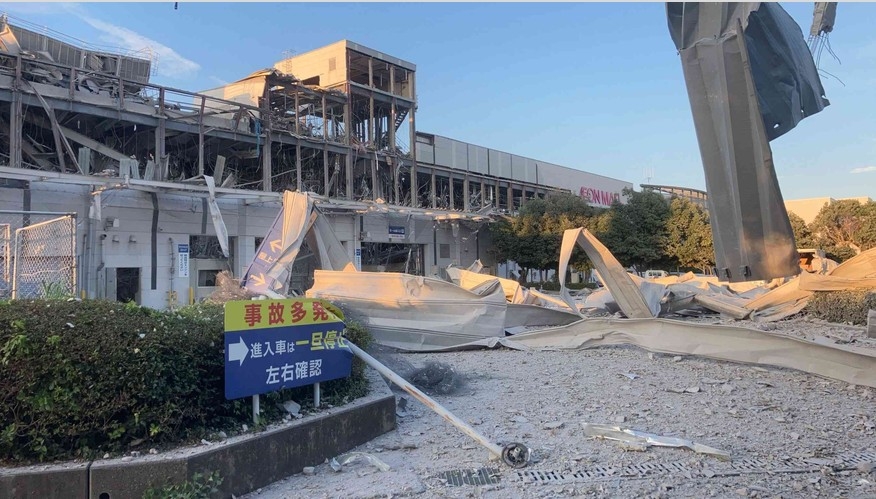 Trung tâm thương mại Aeon Mall ở thị trấn Kashima bị hư hại nặng nề sau tiếng nổ lớn. Ảnh: Chính quyền thị trấn Kashima