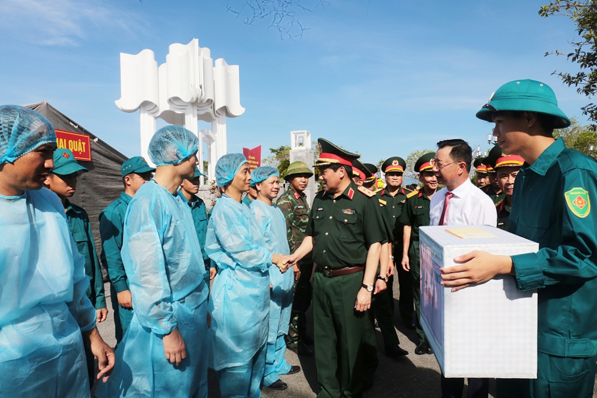 Trung tướng Nguyễn Đức Hưng thăm, động viên lực lượng làm nhiệm vụ khai quật, lấy mẫu hài cốt liệt sĩ tại Nghĩa trang Liệt sĩ Móng Cái tại phường Móng Cái 3. (Ảnh: Nguyễn Trường)