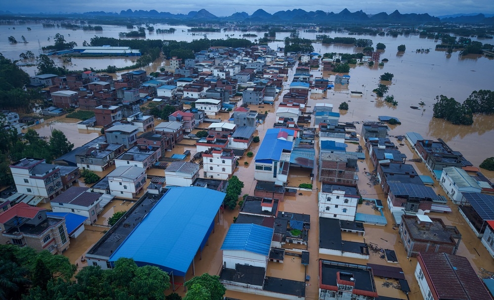 Hình ảnh các tòa nhà bị ngập một phần trong nước lũ sau trận mưa lớn do bão Maysak gây ra, tại Hành Châu, Khu tự trị dân tộc Choang Quảng Tây, Trung Quốc. Ảnh: Reuters