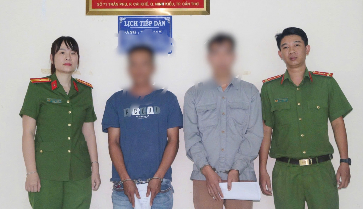 Trước đó, Cơ quan Cảnh sát điều tra Công an TP. Cần Thơ đã khởi tố bị can, bắt tạm giam Trần Hữu Nghiệp và Trần Văn Lúa (đứng giữa) - (ảnh: công an cung cấp)