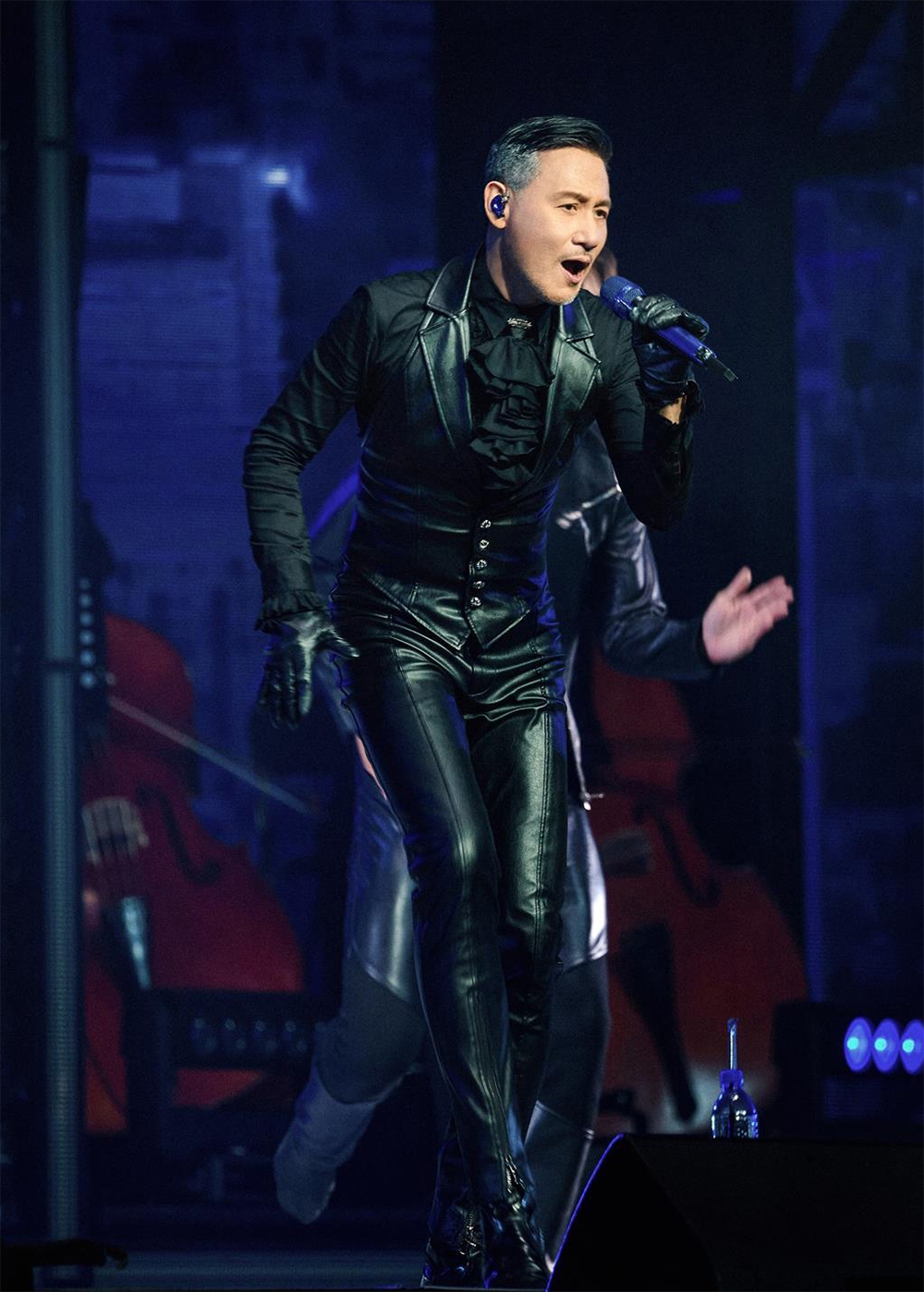 Trương Học Hữu trên sân khấu “60+ Concert Tour” ở tuổi ngoài 60. (Ảnh: VCG/Getty Images)