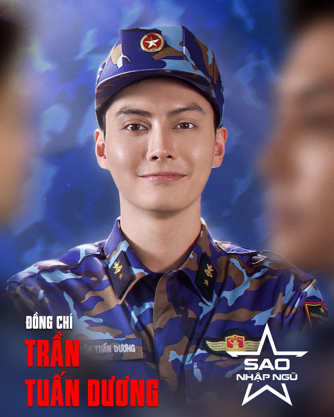 Tuấn Dương mang sổ tay nhập ngũ quyết tâm... xin chữ ký. (Ảnh: BTC)