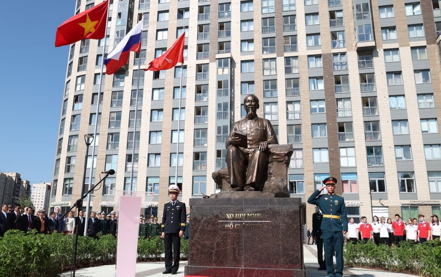 Tượng đài Hồ Chí Minh tại khu vực quảng trường. Nguồn : gov.spb.ru