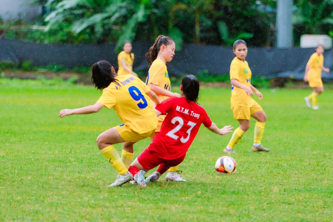 Trận đấu giữa U16 nữ Phong Phú Hà Nam và U16 nữ Hà Nội diễn ra trong điều kiện thời tiết không thuận lợi. (Ảnh: VFF)
