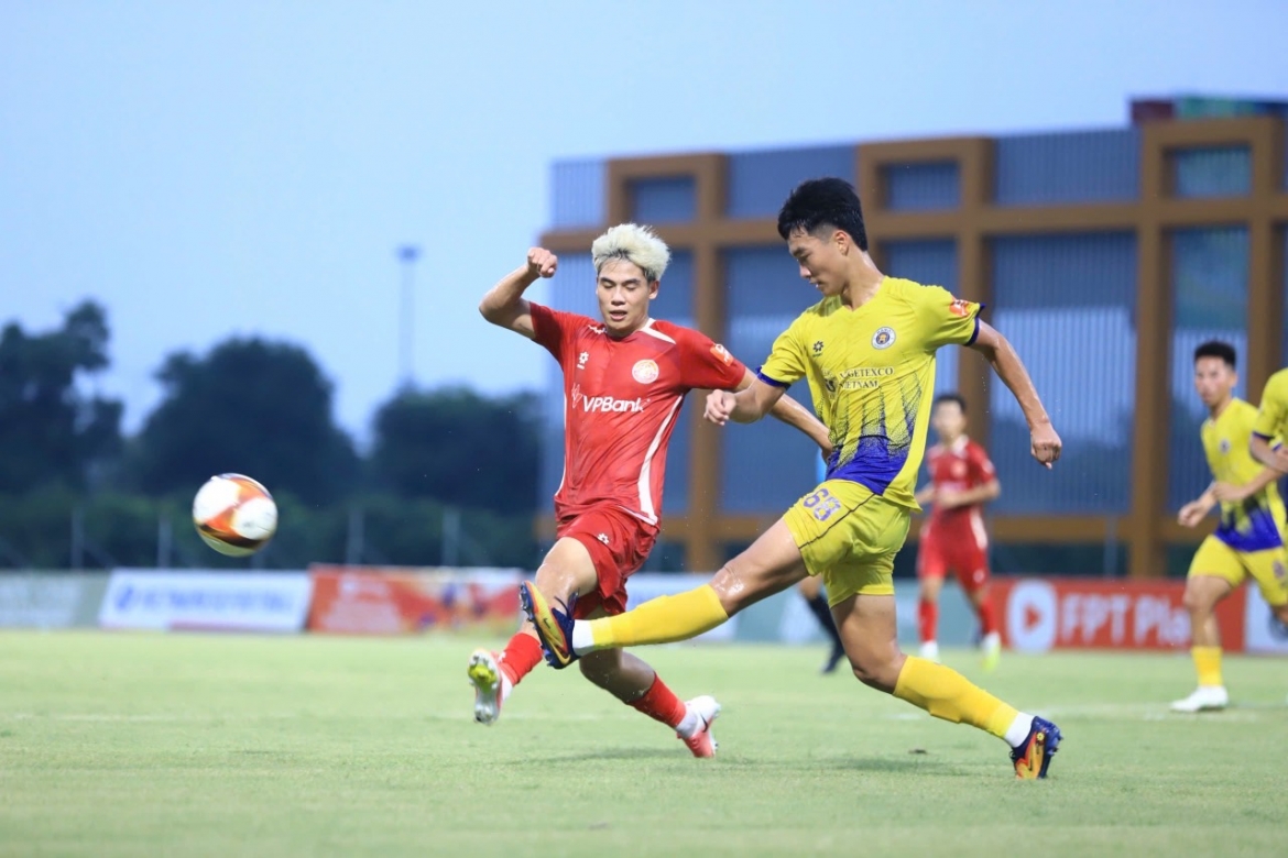 U21 PVF-CAND (áo đỏ) chia điểm với U21 Hà Nội (áo vàng) trong trận đấu tâm điểm ở bảng A. (Ảnh: VFF)