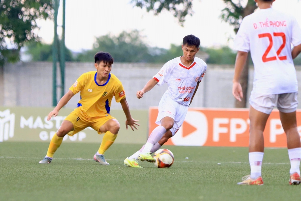 U21 SLNA (áo vàng) và U21 Thể Công Viettel (áo trắng) hòa 1-1 tại bảng B. (Ảnh: VFF)