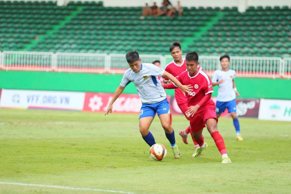 U17 Huế (áo trắng) gây bất ngờ trước U17 Thể Công Viettel. (Ảnh: VFF)