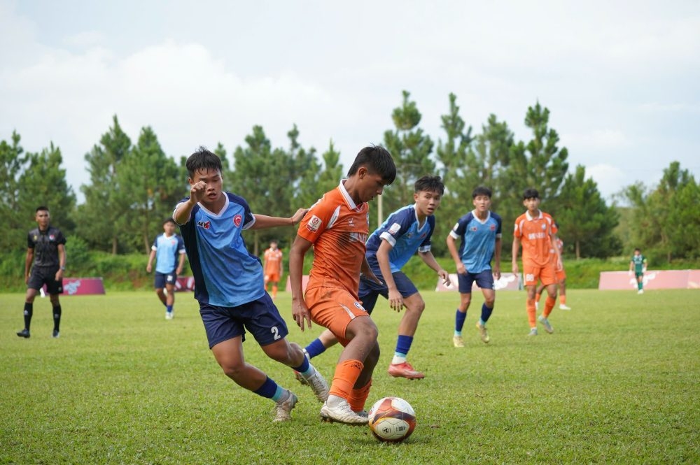 U17 SHB Đà Nẵng (áo cam) vượt qua U17 TP.HCM. (Ảnh: VFF)