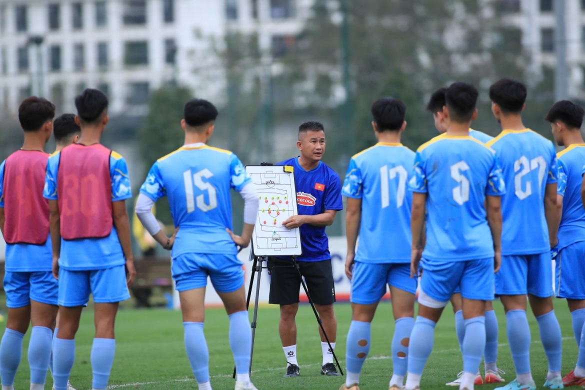 HLV Đinh Hồng Vinh tiếp tục được HLV Kim Sang Sik tin tưởng trao cương vị quyền HLV trưởng (Ảnh: VFF)