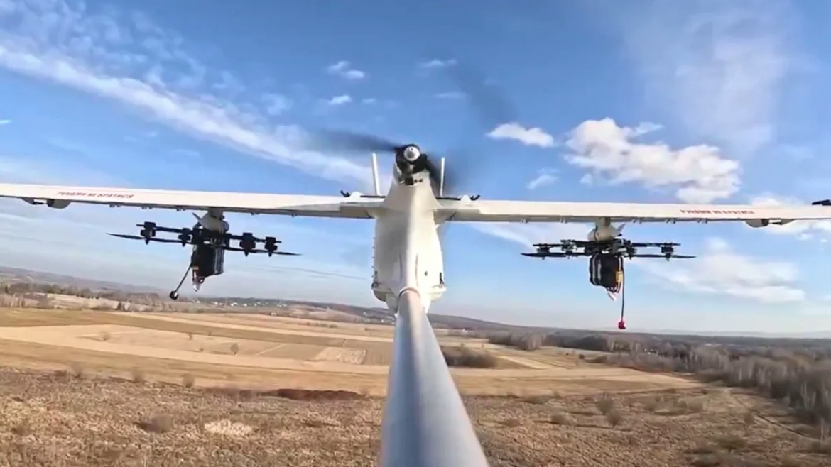 UAV Dovbush T10 do Ukraine tự phát triển đã được giao một vai trò mới: hoạt động như một "tàu mẹ" mang theo các FPV cảm tử để triển khai vào chiến trường. Ảnh: Kyiv Post