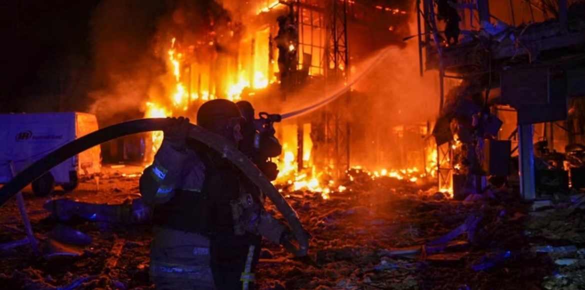 Nga phá hủy kho vũ khí và nhiên liệu của Ukraine. Ảnh: Reuters