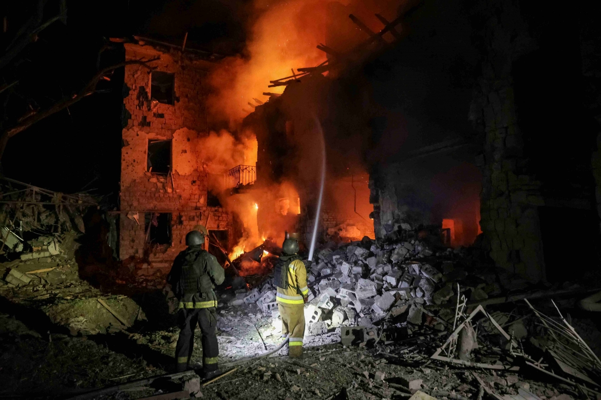 Một tòa chung cư tại thị trấn Kramatorsk, vùng Donetsk, Ukraine trúng tên lửa của Nga ngày 30/6 (Ảnh: Reuters)