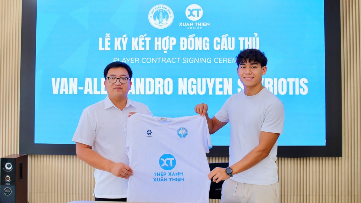 Van Alessandro (phải) gia nhập Nam Định (Ảnh: CLB Nam Định)