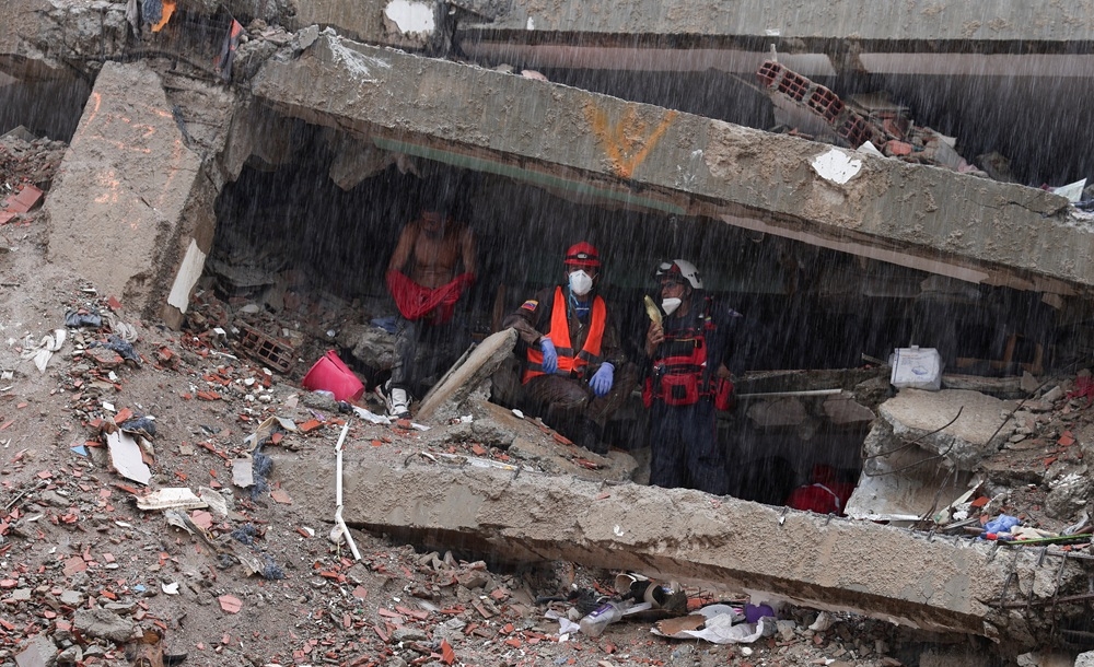 Lực lượng cứu hộ vẫn miệt mài tìm kiếm nạn nhân sau động đất ở Venezuela. Ảnh: Reuters