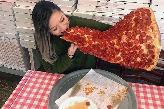 Các món ăn tại Mỹ có kích thước khiến du khách choáng ngợp. (Ảnh: Pizza Barn Yonkers)