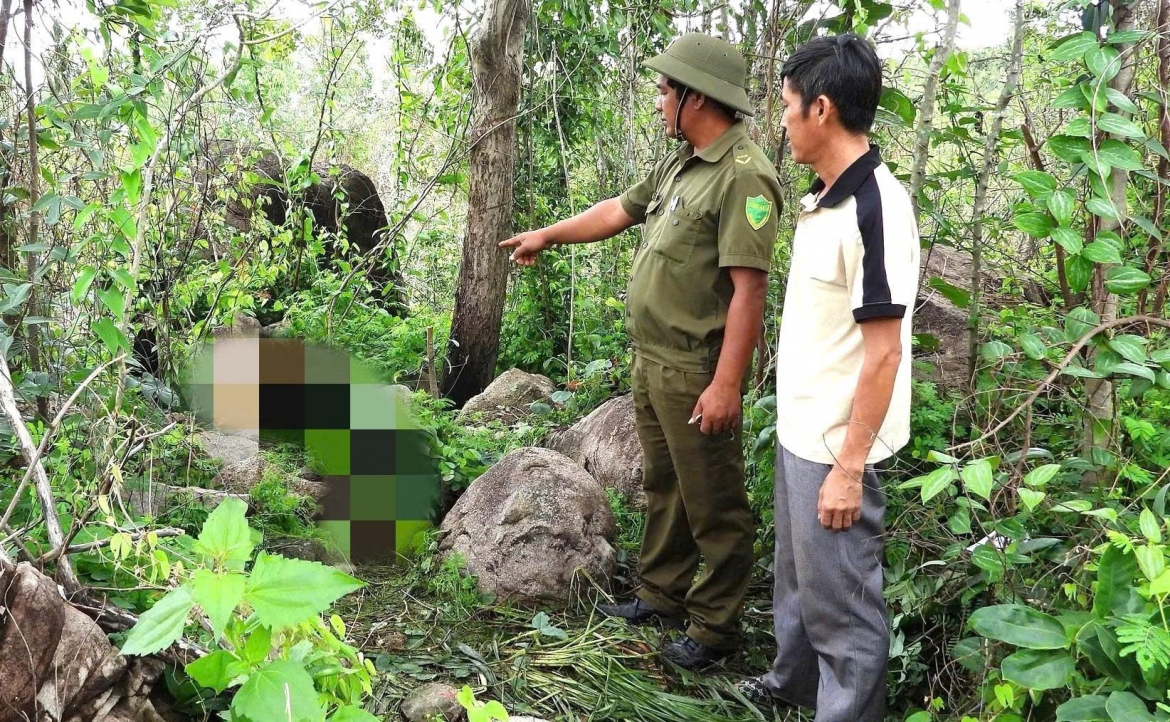 Vị trí phát hiện bộ xương nằm trên một đồi đá nhỏ, ít người qua lại, xung quanh là cây cối rậm rạp.