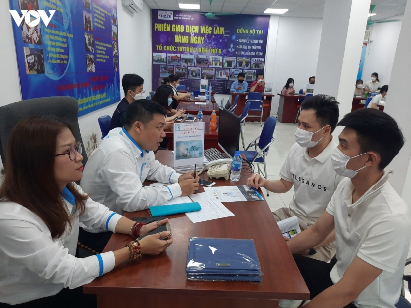 Doanh nghiệp phỏng vấn ứng viên tại phiên giao dịch việc làm Hà Nội