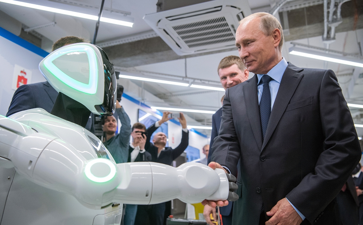 Vladimir Putin trong chuyến tham quan triển lãm các doanh nghiệp vừa và nhỏ hoạt động trong nền kinh tế số (Ảnh: Sergey Guneev/ RIA Novosti)