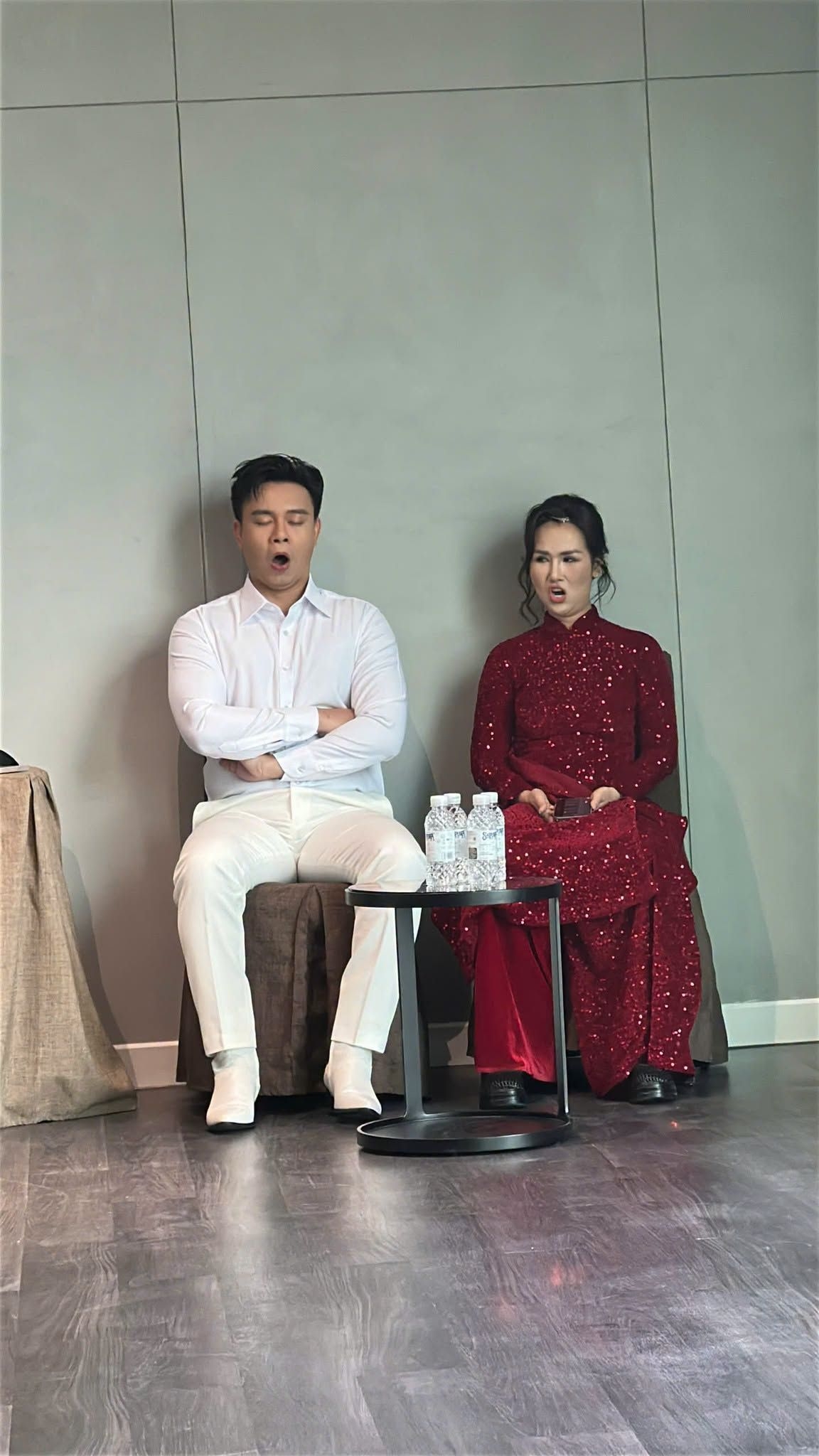 Võ Hạ Trâm khiến người hâm mộ bật cười khi đăng ảnh cùng ca sĩ Đông Hùng và hài hước gọi cả hai là "Đông Trùng Hạ Thảo".