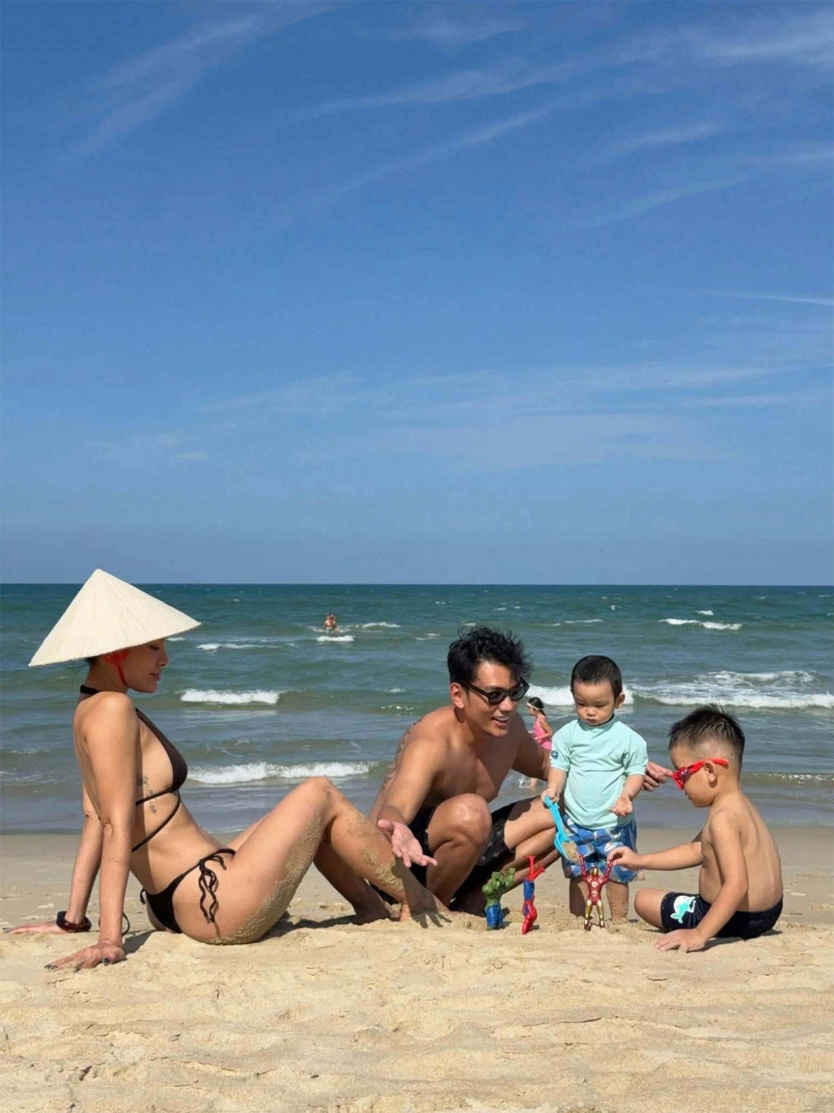 Vợ chồng Phương Trinh Jolie - Lý Bình phơi nắng trên bãi biển cùng các con trong chuyến nghỉ hè.
