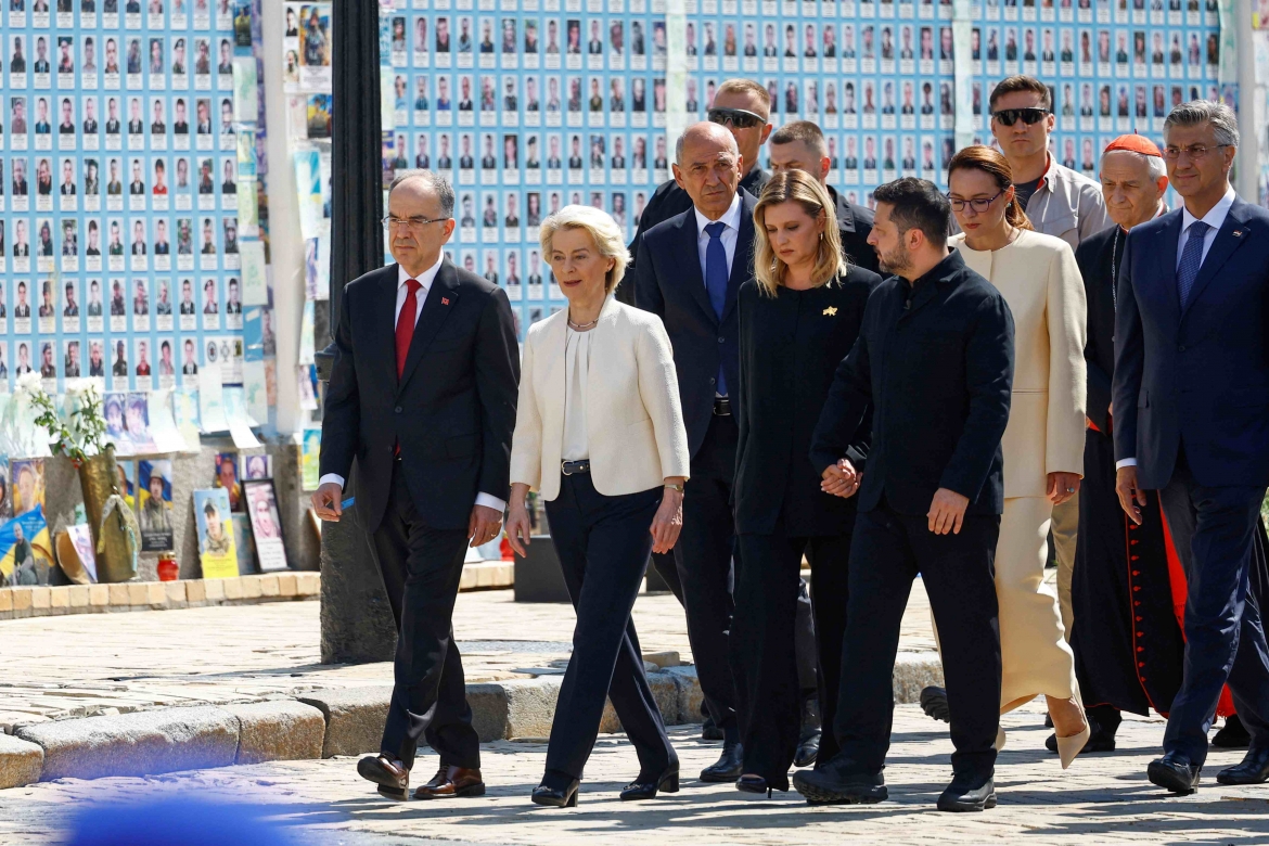 Tổng thống Ukraine Volodymyr Zelenskiy và Chủ tịch Ủy ban châu Âu Ursula von der Leyen tại Kiev ngày 15/7. Ảnh: Reuters