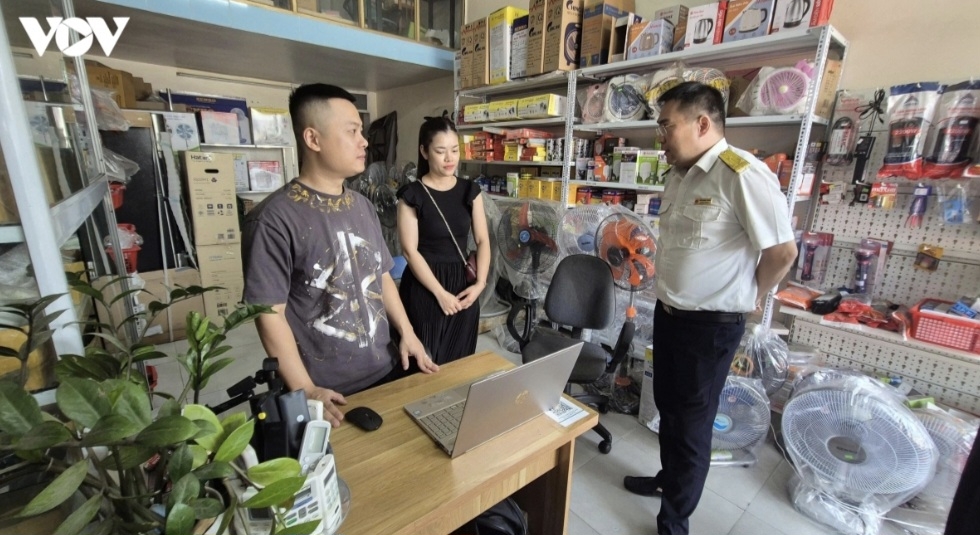 Cán bộ thuế hướng dẫn doanh nghiệp kê khai nộp thuế