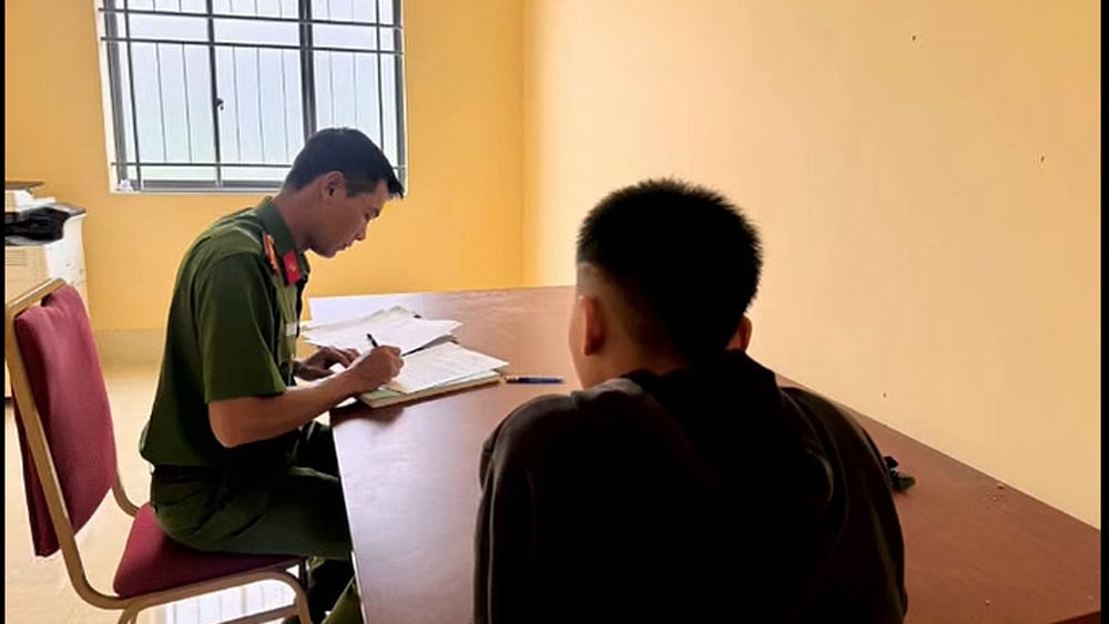 Công an làm việc với nam thiếu niên 