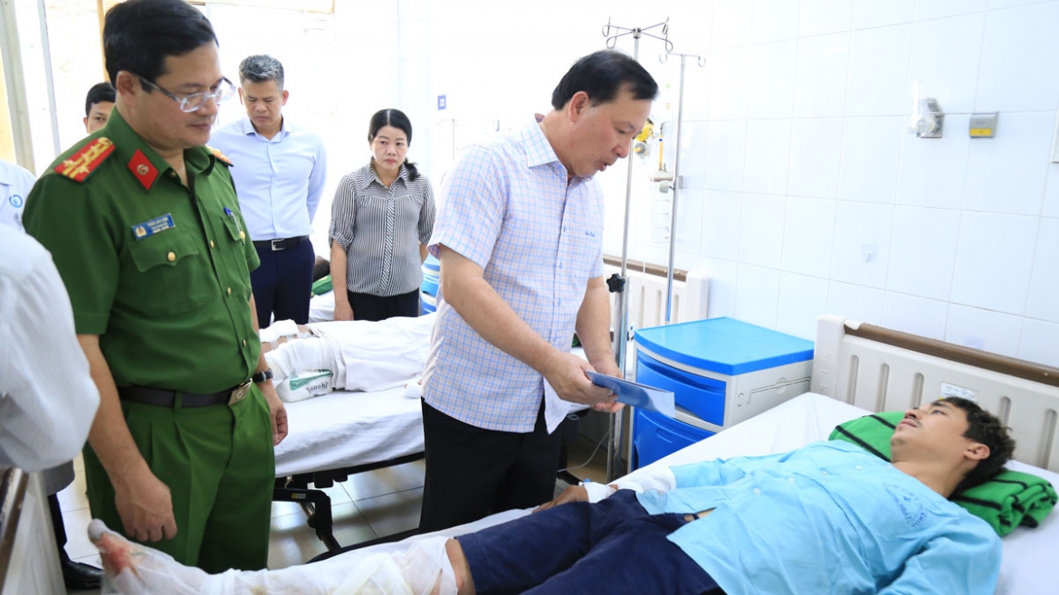Lãnh đạo TP. Đồng Nai thăm hỏi, động viên các nạn nhân (Ảnh: CA)