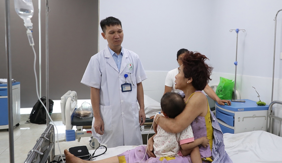 Bà Nguyễn Thị Thịnh chia sẻ khi đang được chăm sóc tại Bệnh viện Đa khoa Thường Tín. (Ảnh: Đình Hiếu)