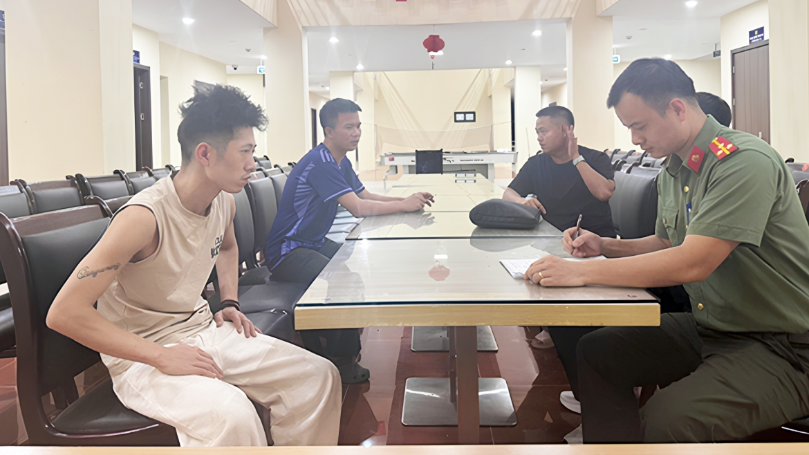 Cơ quan công an bàn giao đối tượng cho Trung tâm lưu trú người nước ngoài