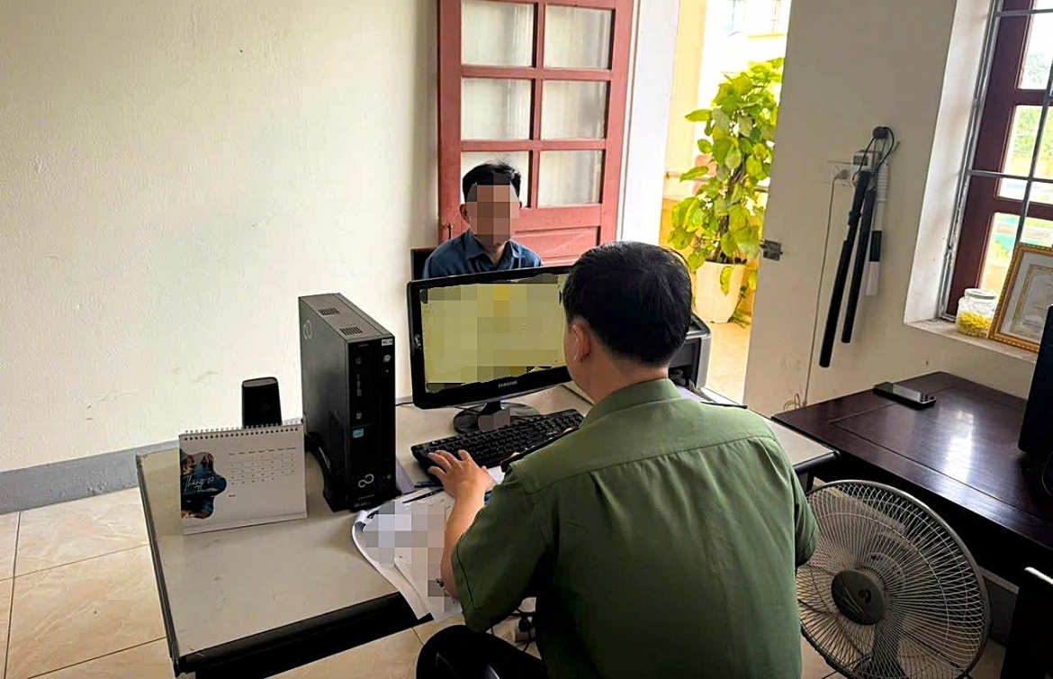 Công an làm việc với ông T.V.L.