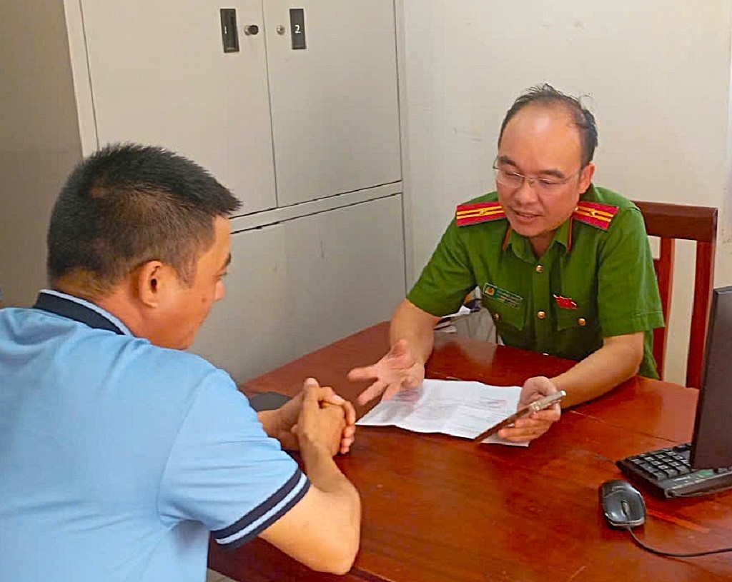 Công an xã Quỳnh Thắng làm việc với anh H.Đ.N. (Ảnh: Công an Nghệ An).