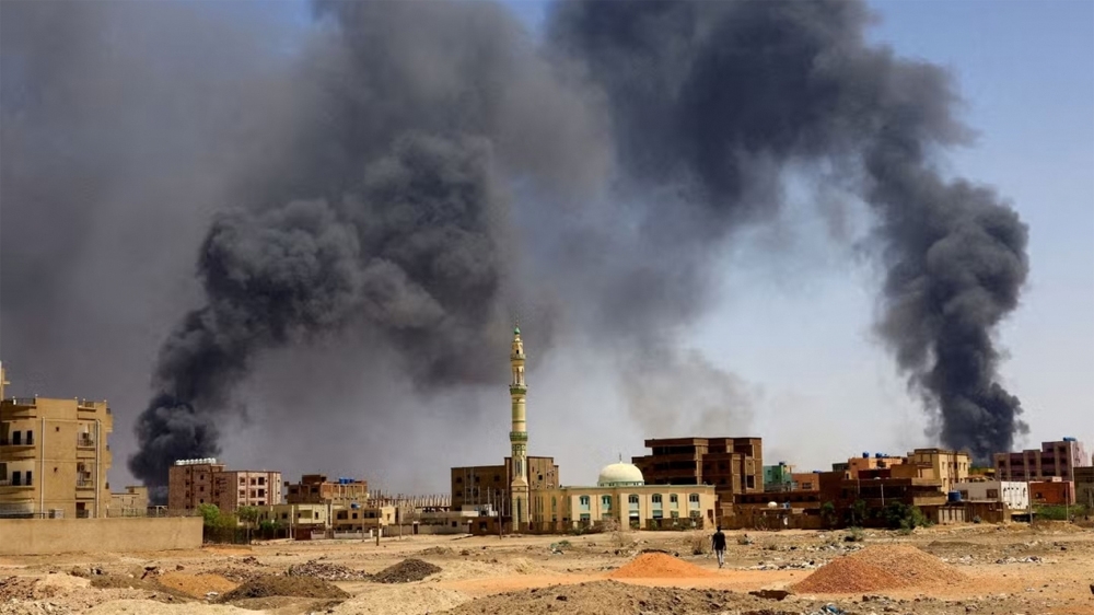 Các đám khói ở thủ đô Khartoum của Sudan. (Ảnh: Reuters)