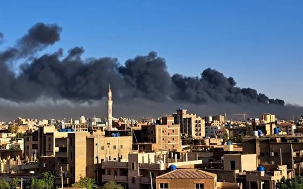 Khói đen bốc lên ở thủ đô Khartoum của Sudan. (Ảnh: Anadolu)
