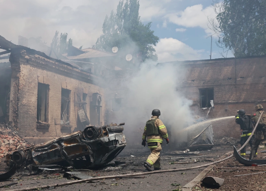 Nhân viên cứu hộ đang dập lửa tại một địa điểm bị tấn công ở Ukraine. Ảnh: AP