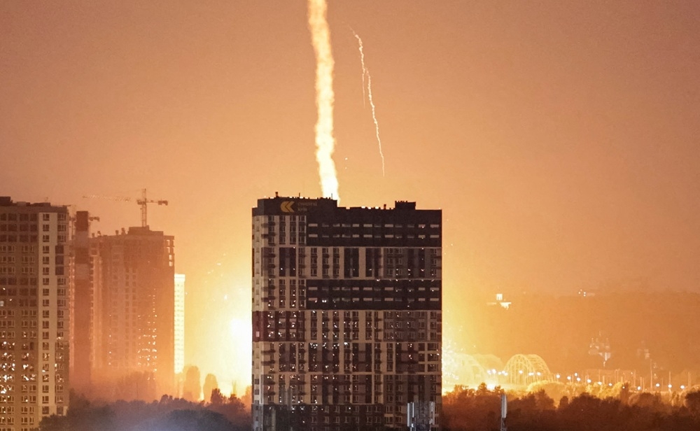 Nga ồ ạt dội tên lửa vào thủ đô Kiev, Ukraine. Ảnh: Reuters