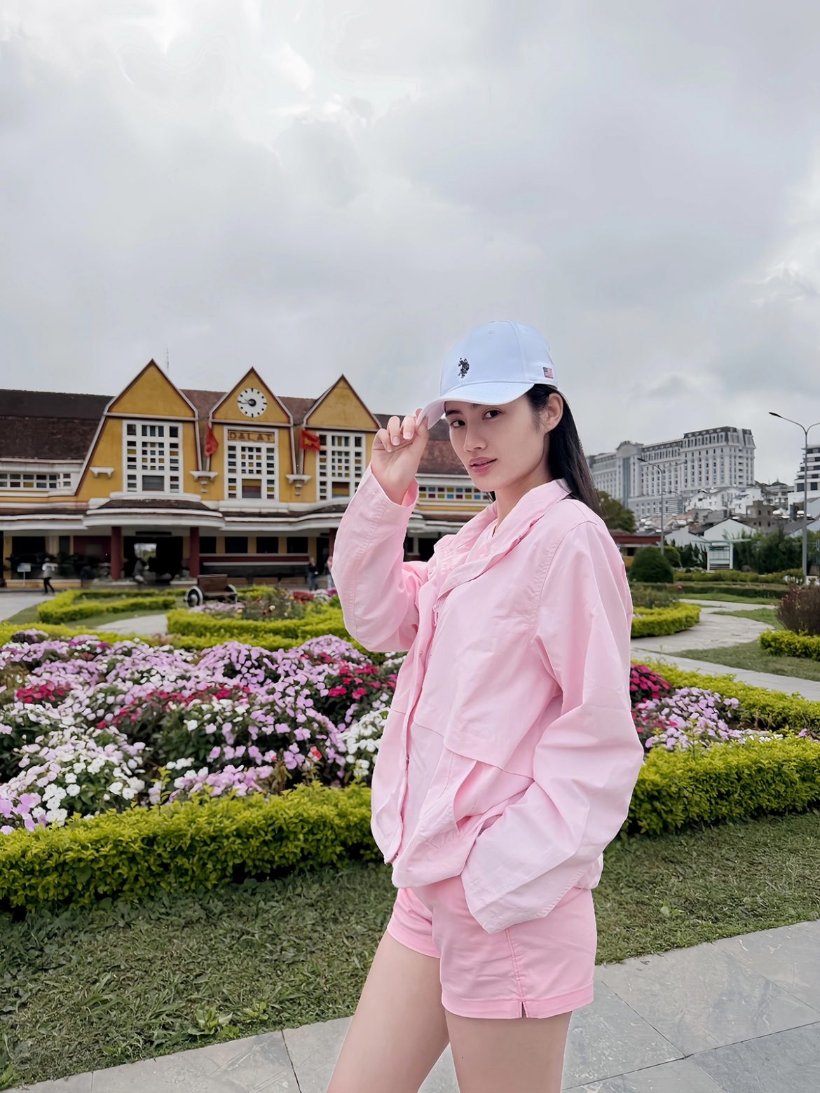 Hoa hậu Ý Nhi diện "cây" đồ sporty, tạo dáng trước ga xe lửa Đà Lạt.Chi Pu diện set đồ hơn nửa tỷ đồng dạo phố Paris.
