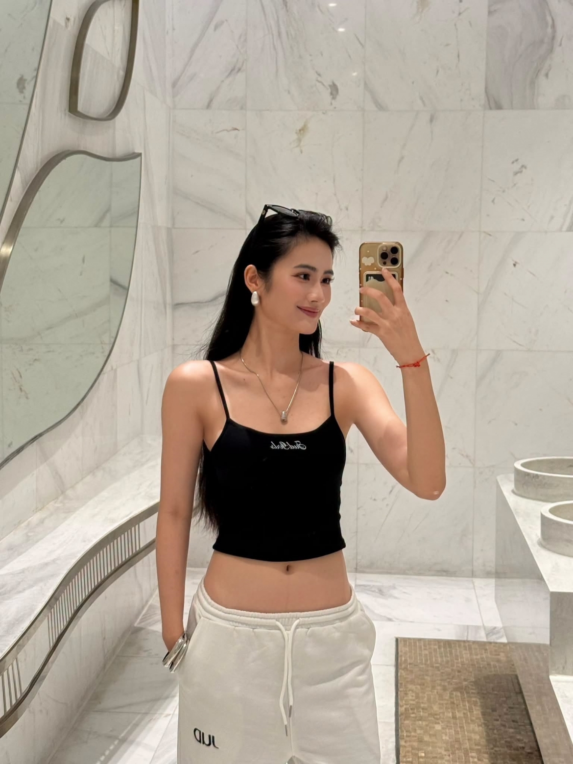 Dù chỉ diện trang phục đơn giản, Ý Nhi vẫn ghi điểm với nhan sắc ngọt ngào và thần thái nhẹ nhàng trong bộ ảnh mới.