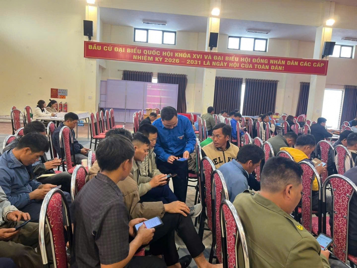 Đoàn thanh niên xã Y Tý hướng dẫn người dân thực hiện các thủ tục hành chính online